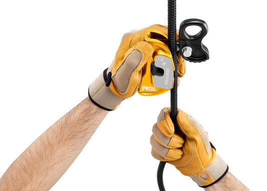 Petzl RESCUCENDER Openable cam-loaded rope clamp 01