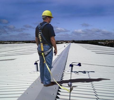 Working at Height on a Commercial or Industrial Roof: How to Properly Protect Workers ?